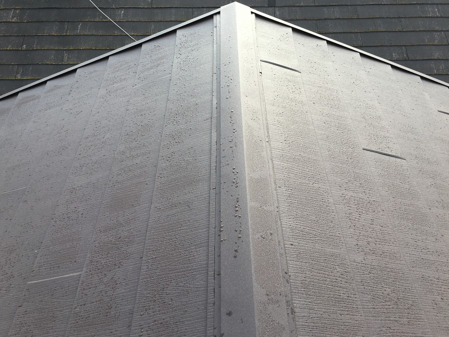 雨漏り修理のためのスレート屋根のカバー工法施工後