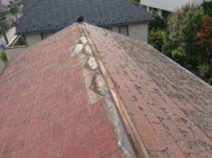 棟板金が剥がれたスレート屋根