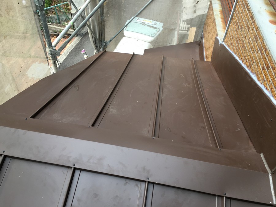 吹田市でガルバリウム鋼板への葺き替えで雨漏り修理施工後