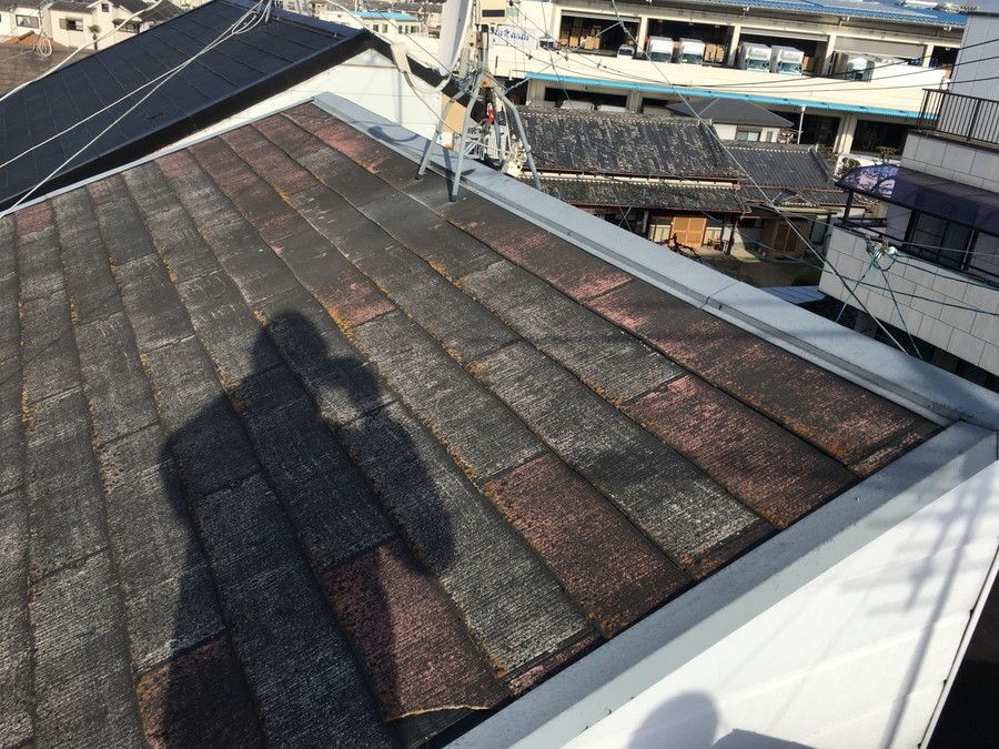 吹田市で雨漏り修理のためのスレート屋根のカバー工法施工前