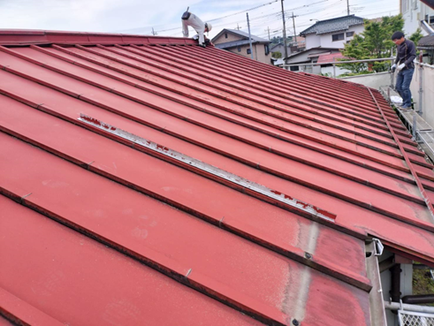 小山町で雨漏り劣化したトタン屋根をガルバリウム鋼板で葺き替え