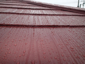 雨水を撥水するスレート屋根
