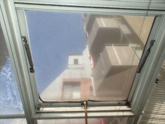サンルームの屋根に取り付けられた天窓