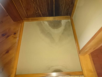 狛江市緒方にてベランダから雨漏りを引き起こし室内に大きなシミができていました