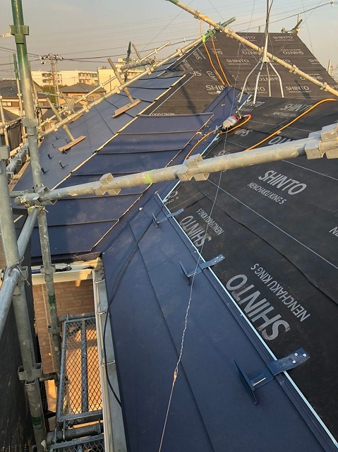 防水シートの上に屋根材を設置している施工中の様子