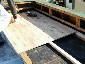 屋根葺き替え工事　野地板設置