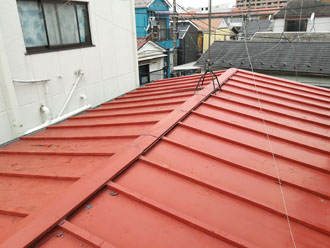 台風により破損したトタン屋根