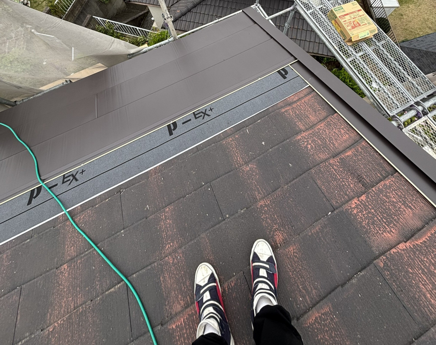 沼津市 ガルバリウム鋼板を使用した屋根カバー工法で耐久性・美観を向上した施工事例