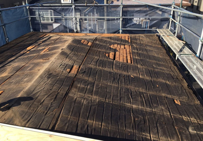 既存の屋根材を撤去