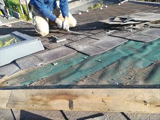 天窓付近の屋根材を撤去