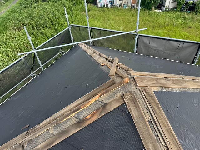 宮代町の雨漏り問題、貫板腐食が原因で棟交換が必要に！梅雨前の対策で安心な住まいを