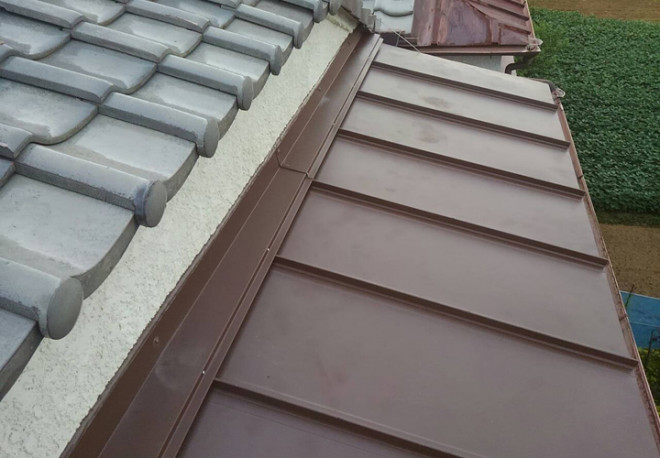 庇屋根の葺き替え工事で雨漏りを改善