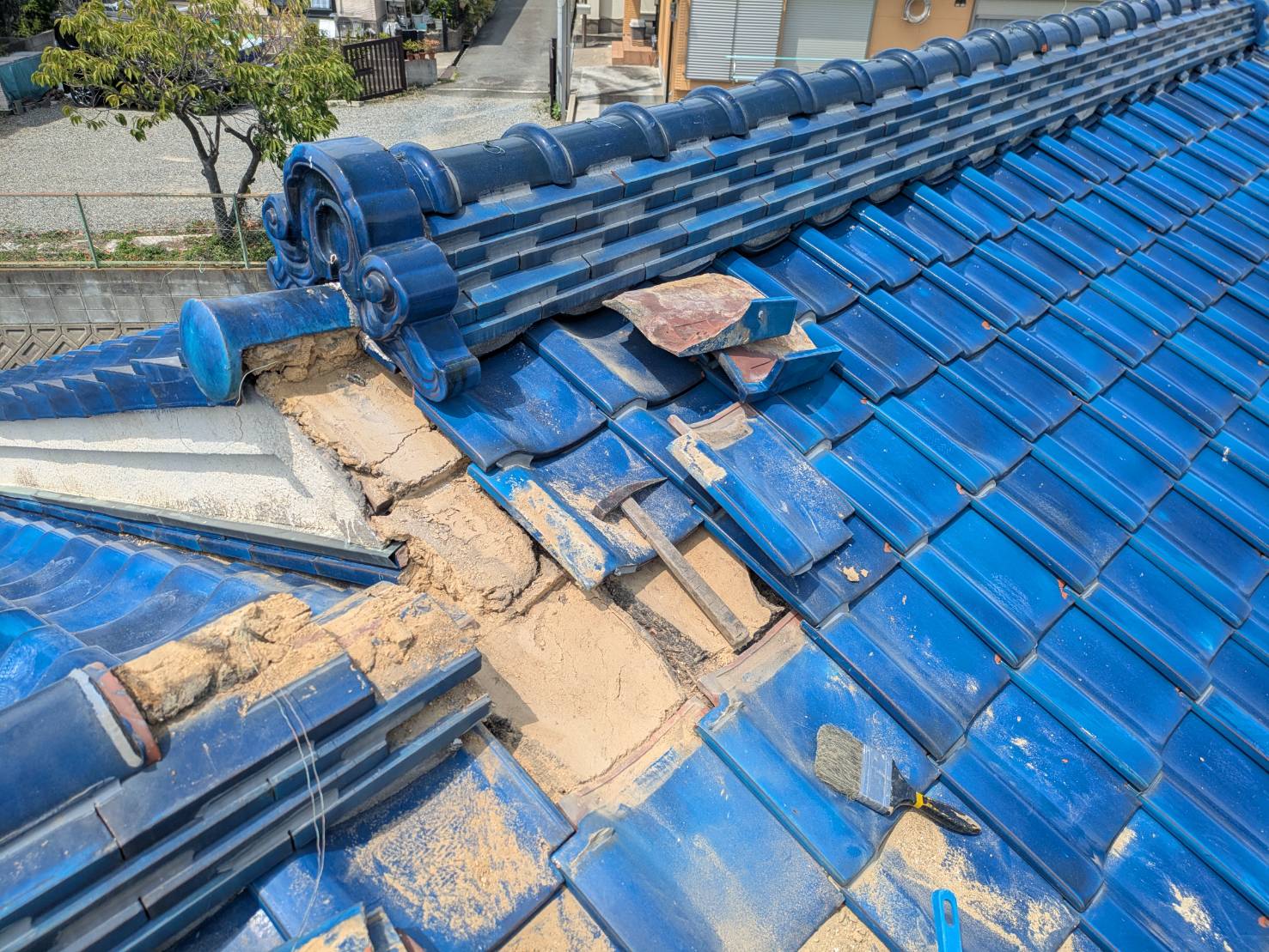 瓦の撤去と既存下地の除去