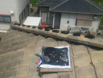 西多摩郡檜原村にて瓦屋根から太陽光パネルを撤去し棟瓦取り直し工事で雨漏りを改善