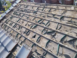 東久留米市中央町にある、防水紙が破れている下屋
