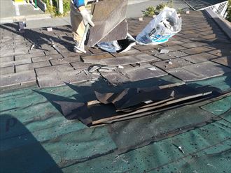 屋根材を剥がす