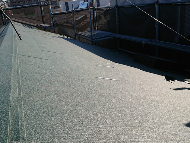 スーパーガルテクトを使用した屋根カバー工事と天窓交換で雨漏りを改善