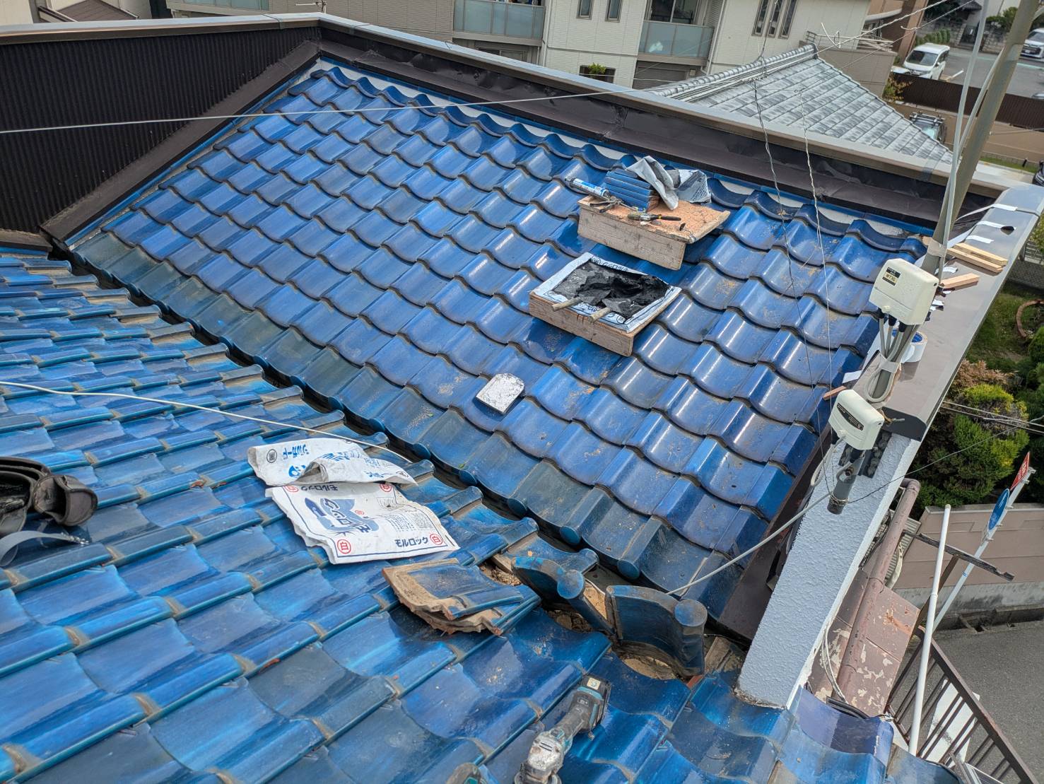 泉佐野市で瓦のずれから雨漏りが発生、並び替え、掃除、復旧作業をしました。