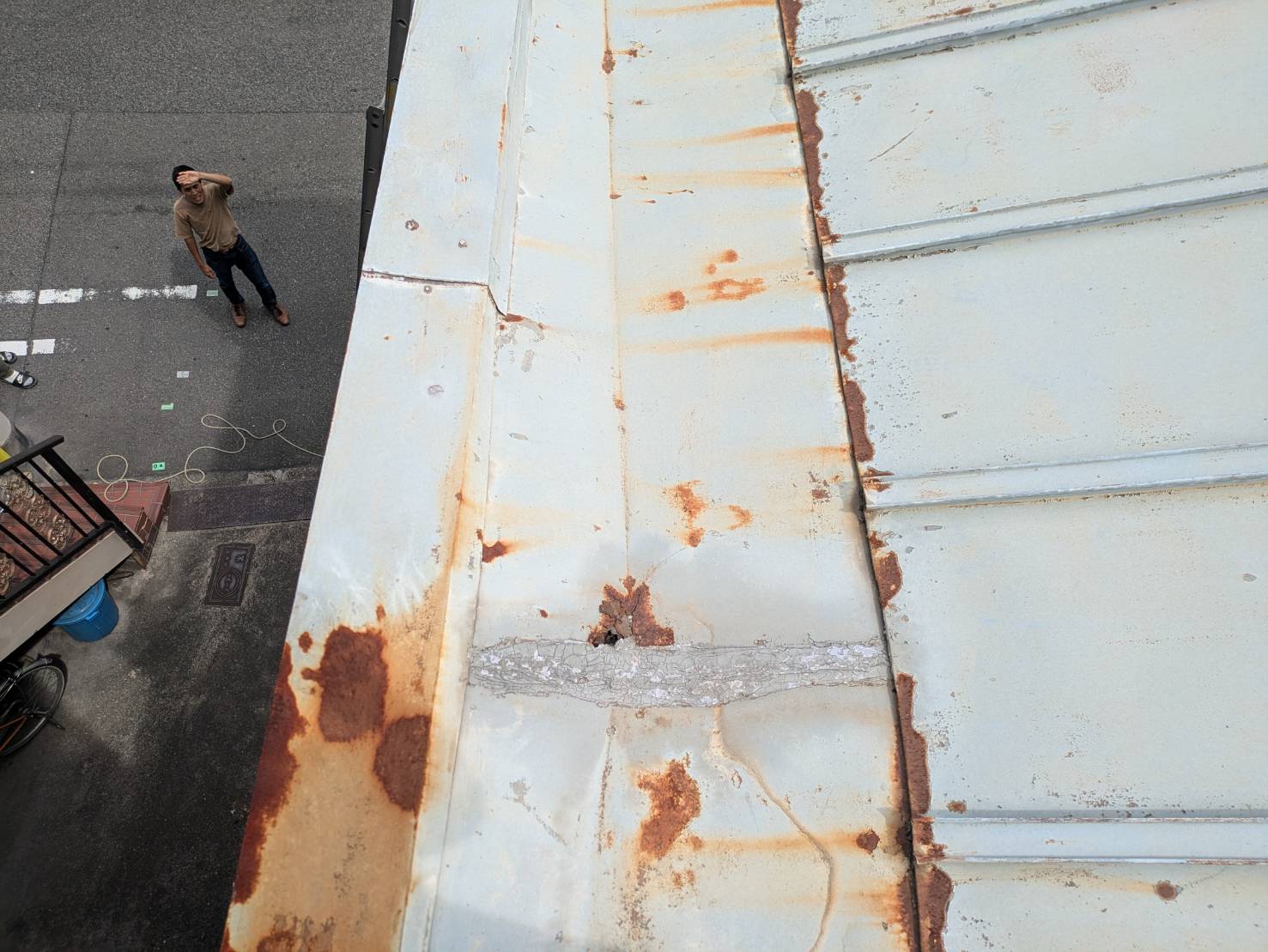 岸和田市で板金屋根の穴あきからの雨漏り修理のご依頼があり、現調に来ました。