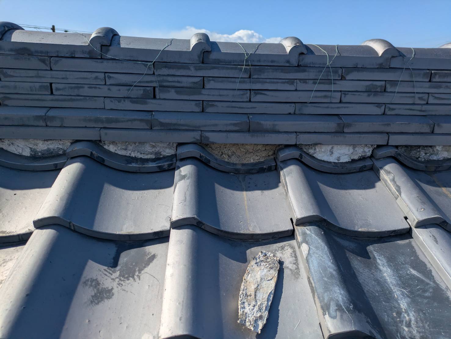 泉南市で業者さんから屋根が傷んでいるので点検してほしいとのご依頼がありました。