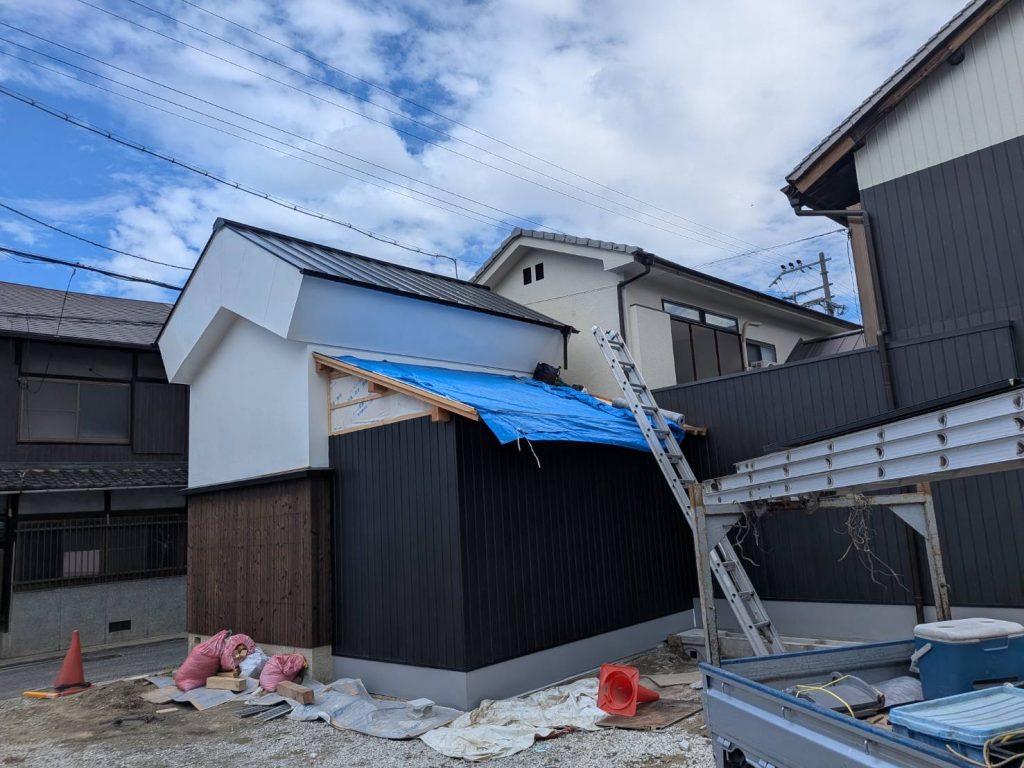 増築部の降ろし庇屋根全景