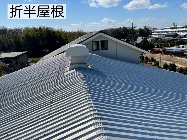 名古屋市守山区にて折半屋根の倉庫の現場調査。雨樋に落ち葉が詰まっていました