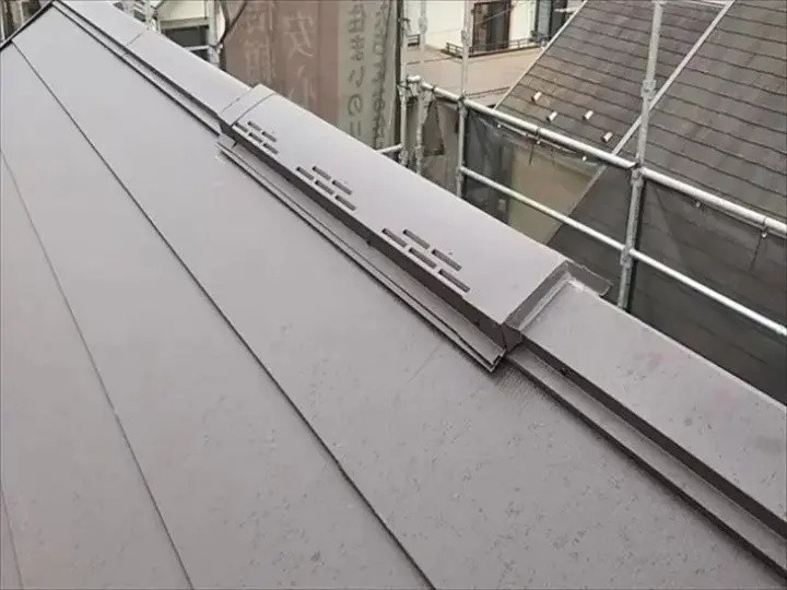 棟板金の取り付け作業後の状態