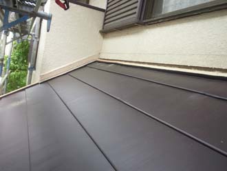 屋根と壁の取り合いは雨漏りが起こりやすいため貫板と防水スポンジで処理