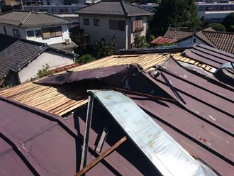 台風で派手に捲れたトタン屋根