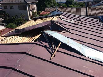 台風で屋根のトタンが捲れ雨漏り発生