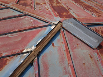 錆びや破損、雨漏りが見られるトタン屋根