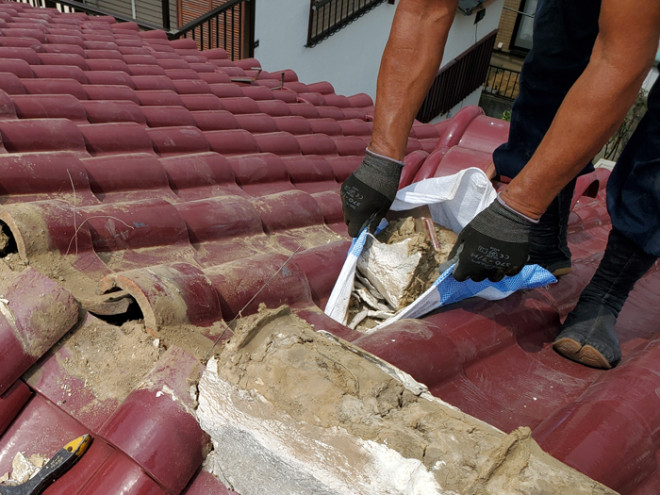 多摩市連光寺で漆喰劣化から棟の雨漏りが発生したため棟取り直し工事実施