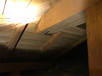 雨水が侵食した屋根裏の梁