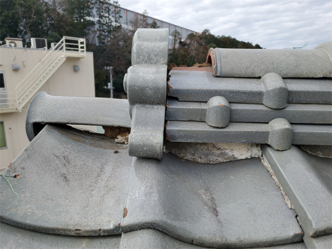 佐倉市石川にて貸家の雨漏り補修調査、瓦屋根全体の経年劣化を確認