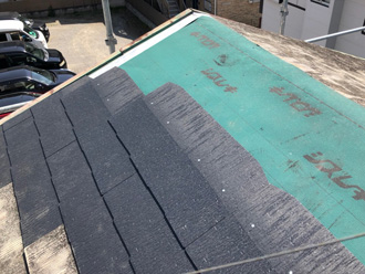 屋根の部分葺き直しと棟板金交換工事　防水紙設置