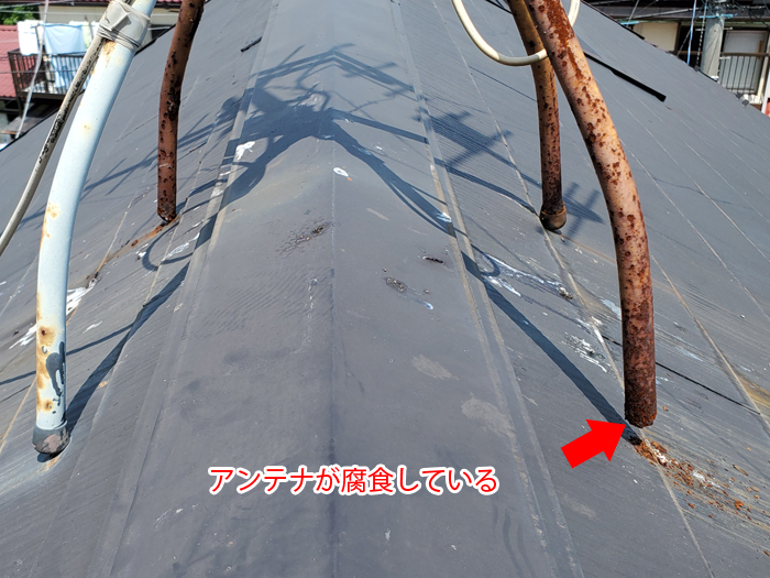 スレート屋根の縁切り不足が招く雨漏りリスクと正しい対処法