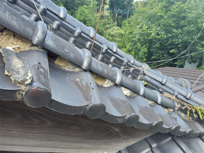 檜原村にて日本家屋の瓦屋根から雨漏り発生、棟の欠損と漆喰の剥がれを確認