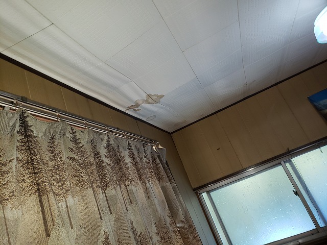 室内天井に染みが発生しています。