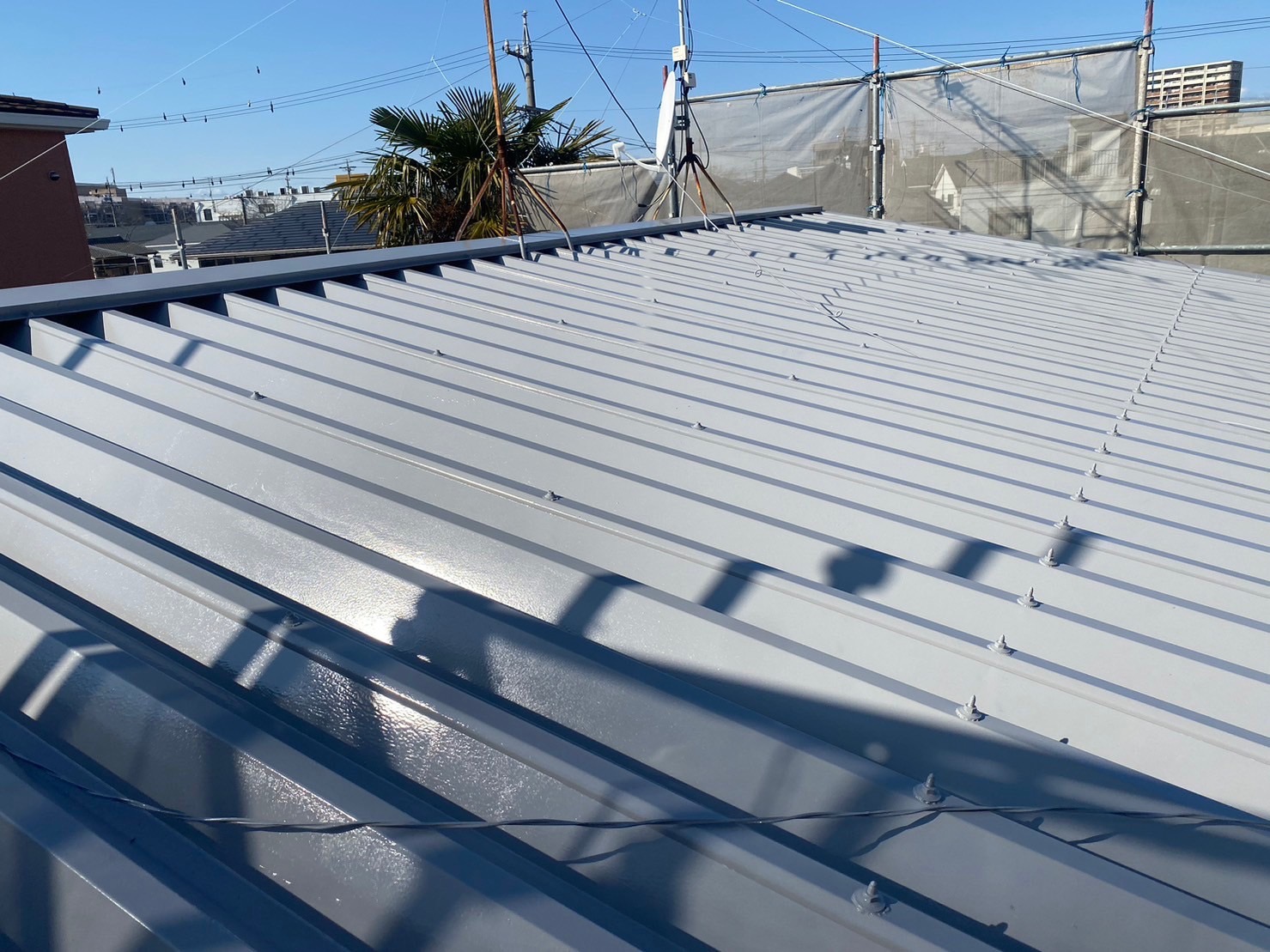 春日井市の社員寮の屋根から雨漏り、折板屋根の屋根塗装完工