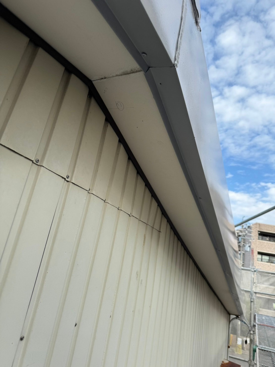 春日井市の社員寮、折板屋根塗装の付帯部塗装完了