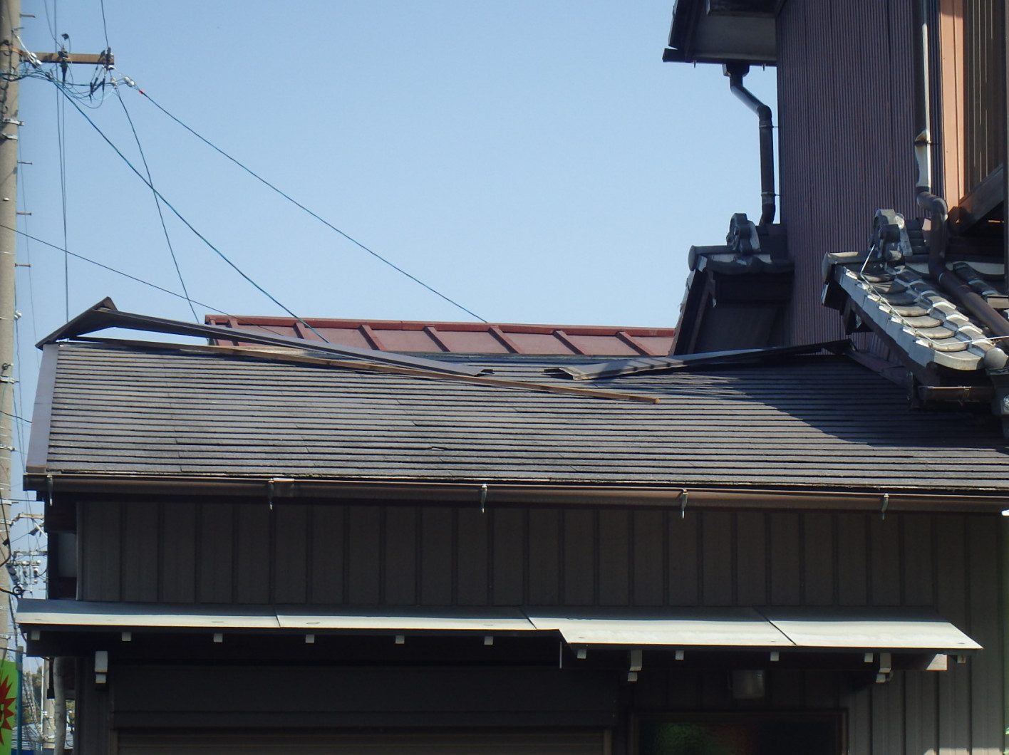 春日井市先日の突風で棟板金が飛来、交換工事と一緒にカラーベスト屋根の塗装も行う時期ですよ