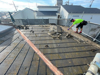 既存の屋根材を撤去している屋根