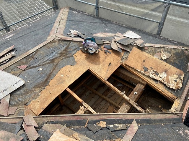 穴の開いた屋根の下地を取り除きます