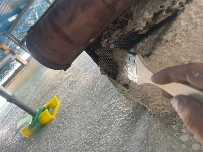 劣化部分の撤去と下地処理