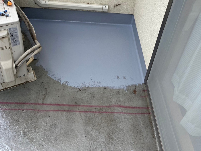 バルコニーの一部に防水材を施工している途中の写真