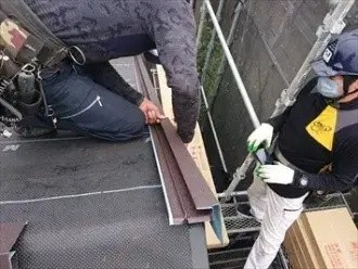 屋根上の2か所に雨漏りの跡が確認