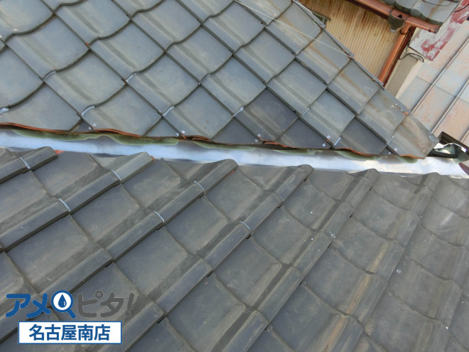 ズレ防水のコーキングボンドを打ちながら屋根瓦を施工します。