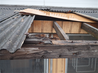 下地木材と屋根材の破損