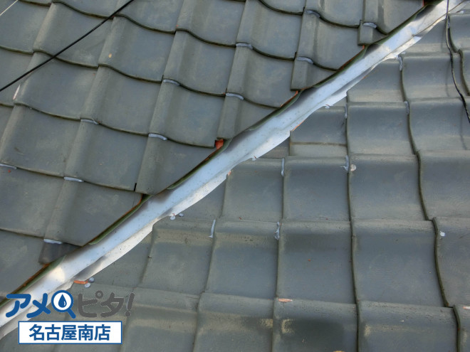 谷板鉄板に取り付けた屋根部材が屋根瓦の高さ調整も兼ねます。