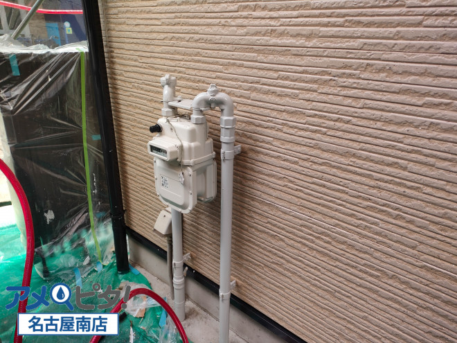 塗り替え塗装工事が完了後、養生をしてあったテープ材などを取り外します。